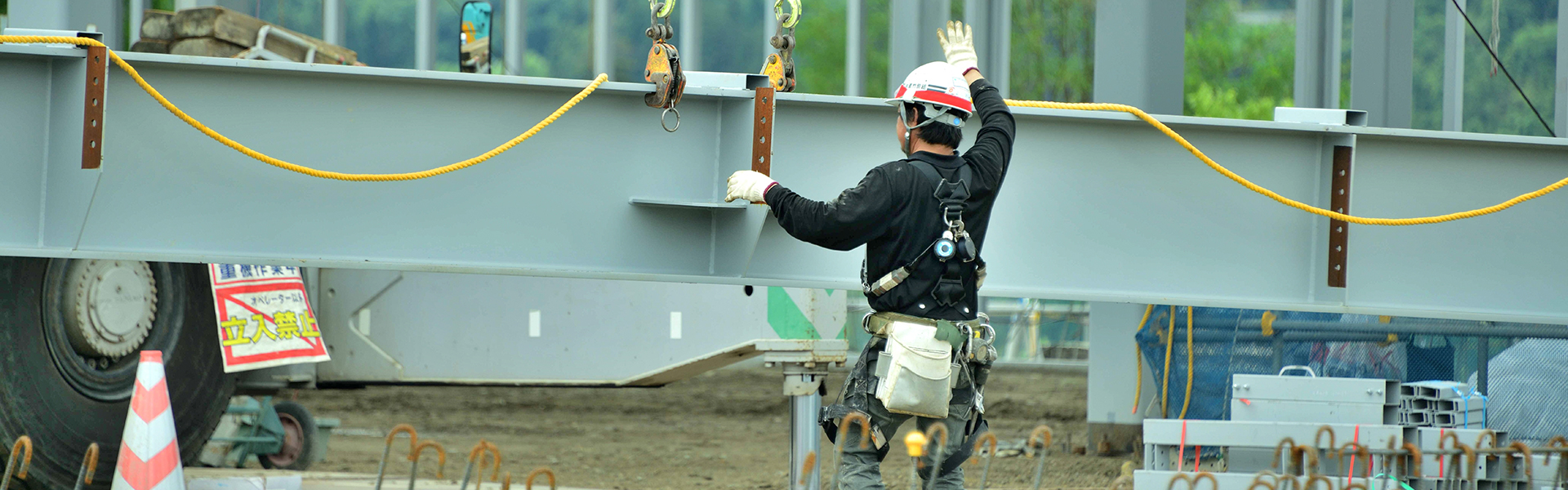 工場建築・働く男性