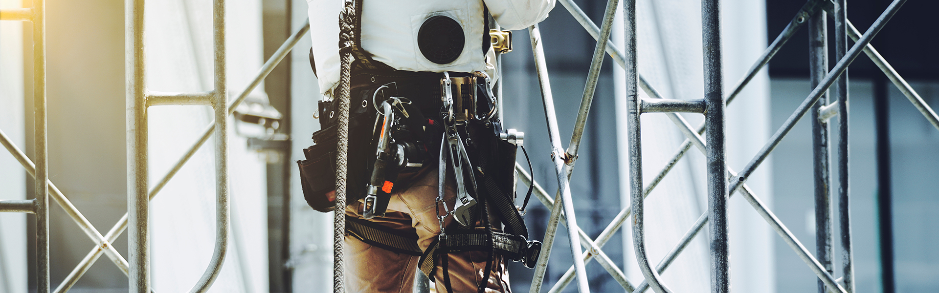 建設現場で作業する人